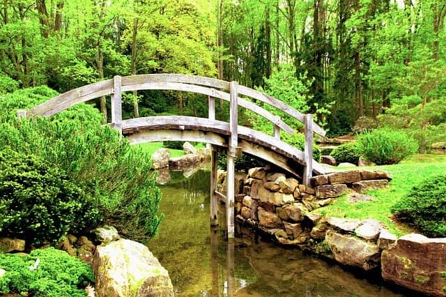 Holzbrücke in einem japanischen Garten